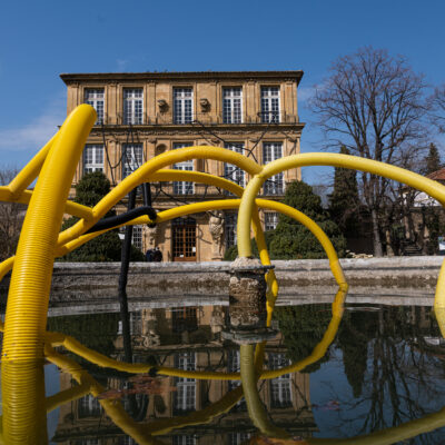 Une vieille demeure d'Aix en Provence avec une fontaine et une sculpture contemporaine, lors de la Biennale d'art et de culture
