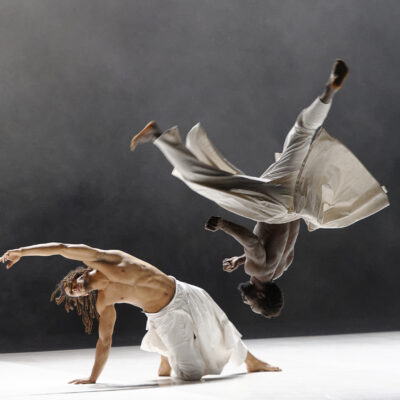 Danseurs en plein mouvement lors de la Biennale d'art et de culture d'Aix-en-Provence