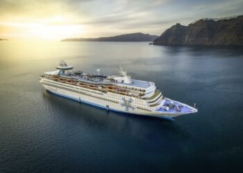 Vue aérienne du navire blanc et bleu Cestyal Olympia qui propose des croisières vers les îles grecques et la Méditerranée orientale