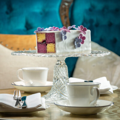 Une table dressée avec des tasses de thé et un plateau de pâtisseries imaginées pour fêter le jubilé de la Reine