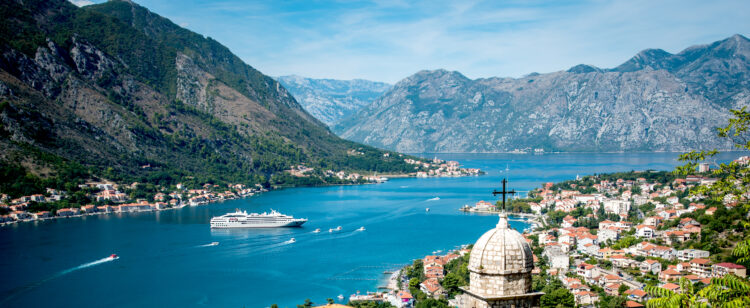 Vue aérienne des bouches de Kotor avec un navire Lyrial sur lequel on navigue avec les plus belles croisières du Ponant