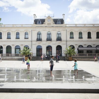 Vue de la façade blanche et des fenêtre en arcades du théâtre que l'on peut admirer lors d'un séjour à Brive