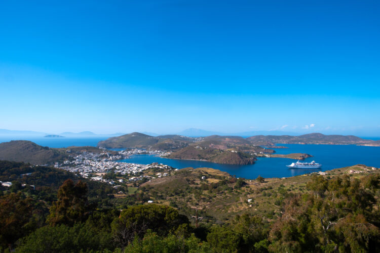 Vue des forêts de pins et du port de Patmos depuis les collines de l'île, qui fait partie des escales proposées par Celestyal Cruises lors de ses croisières vers les îles grecques