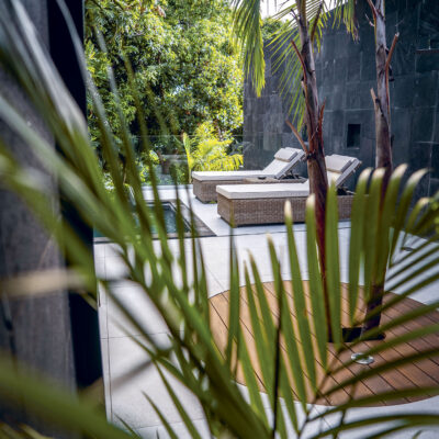 Une terrasse de l'un des pool-lodges du Palm Hotel & Spa immergée dans la végétation tropicale de La Réunion