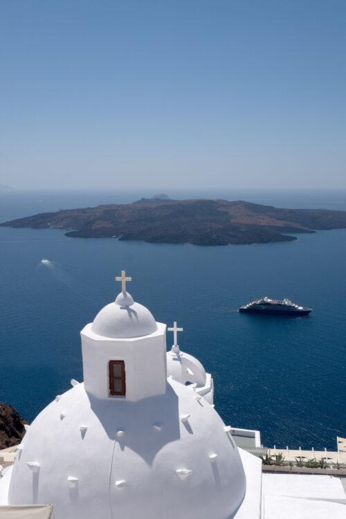 Le clocher blanc d'une église orthoxe de Santorin, l'une des îles proposées à la visite avec les plus belles croisières du Ponant