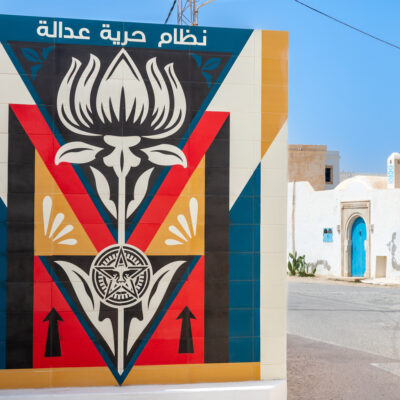 Ile de Djerba, en Tunisie: une maison traditionnelle avec une fresque représentant certains symboles de la culture tunisienne