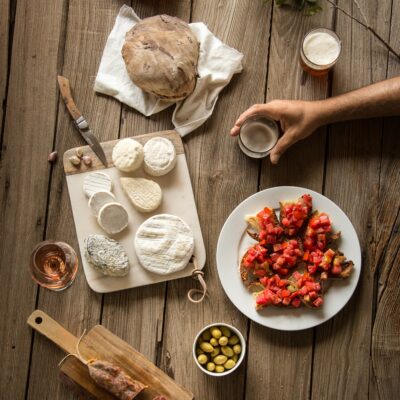 Vue de haut de plusieurs plateaux de fromages corréziens que l'on peut goûter lors d'un séjour à Brive