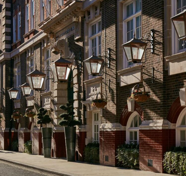 Façade de l'hôtel Great Scotland Yard Hotel à Londres, pendant le jubilé de la Reine