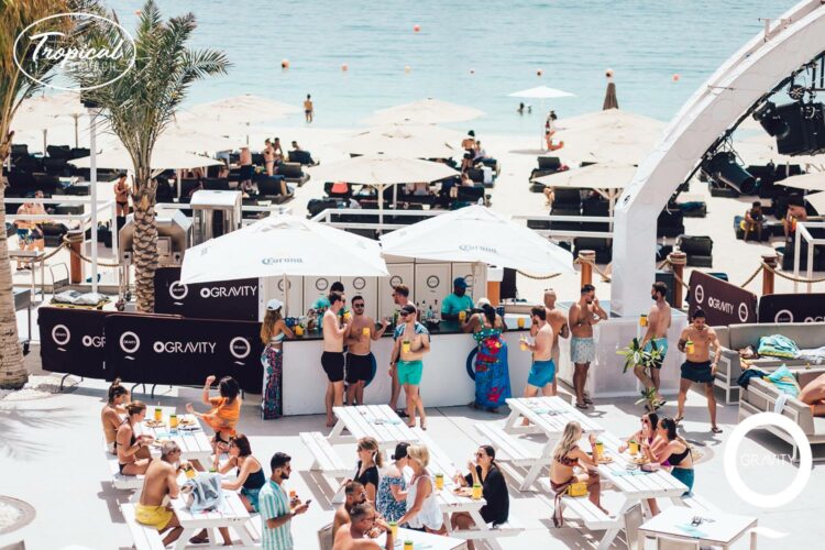 Vue en plongée de la terrasse du Zero Gravity à Dubaï, l'un des meilleurs clubs de plage de l'été