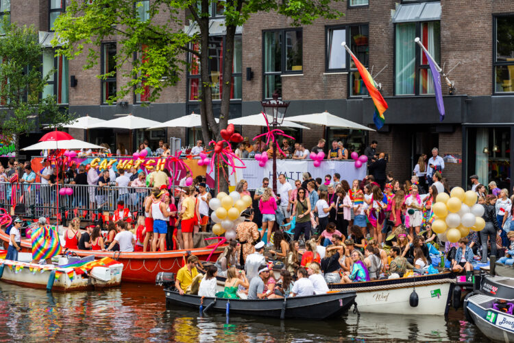 La parade sur les canaux de l'Amsterdam Pride
