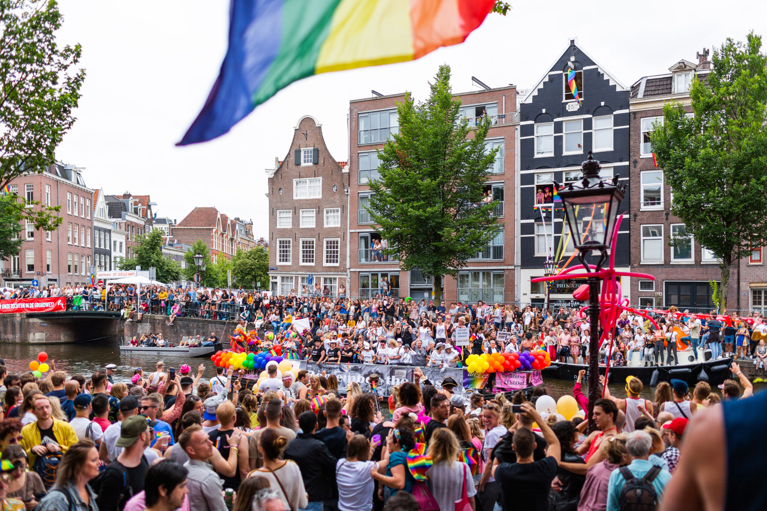 La parade arc-en-ciel sur les canaux de l'Amsterdam Pride