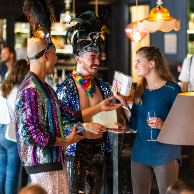 Fiesta dans l'un des bars de l'hôtel Andaz Amsterdam lors de l'Amsterdam Pride