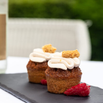 Un dessert du Trianon Palace Versailles servi dans une assiette noire rectangulaire