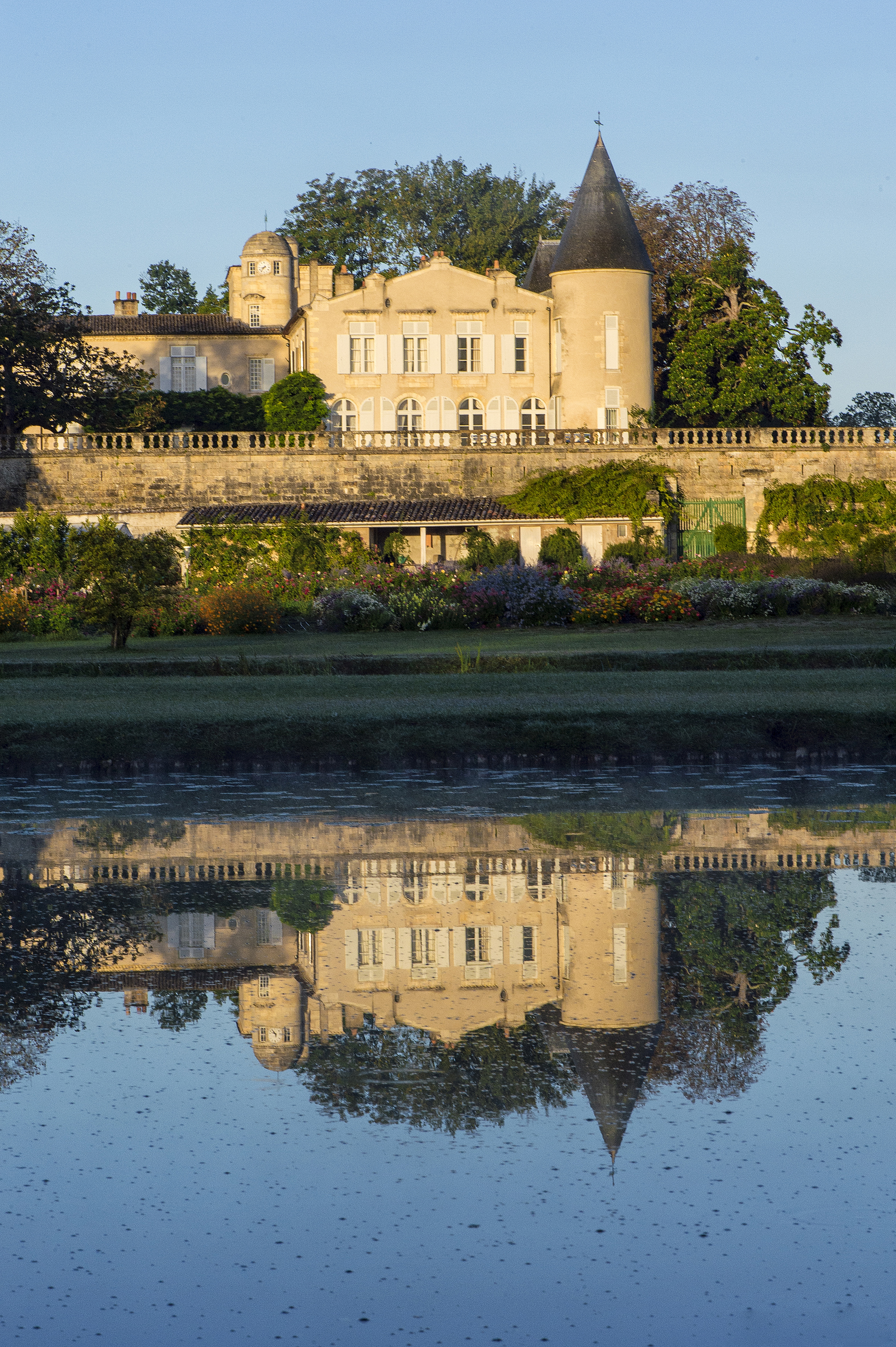 Vue extérieure du Château Lafite Rothschild où La Tour d'Argent organisera un dîner en septembre