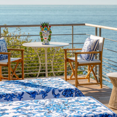 Une vue des chaises longues étalées sur la terrasse des cabanas du Club Dauphin lookées par Dolce&Gabbana