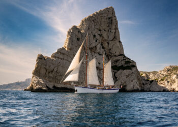Une goelette en bois toutes voiles dehors sur la Méditerranée, près de Marseille