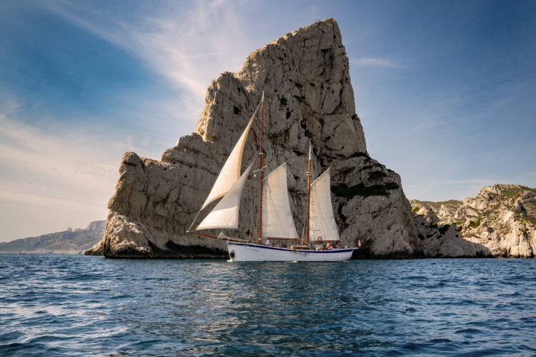 Une goelette en bois toutes voiles dehors sur la Méditerranée, près de Marseille