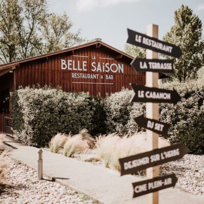 La façade en bois du Cabanon de La Belle Saison, une guinguette de Bordeaux