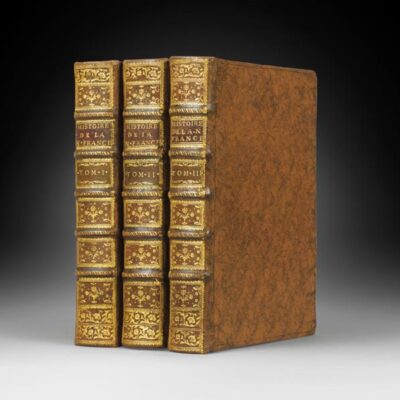 Trois livres anciens reliés de cuir, avec de belles reliures gaufrées et dorées: voici le type d'objets que l'on peut admirer au Salon du Livre rare & des Arts Graphiques