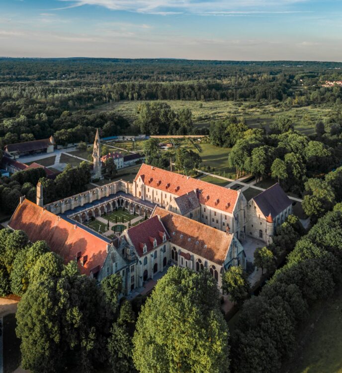 Vue aérienne de l'architecture gothique de l'abbaye de Royaumont, entourée par 7 hectares de bois et de jardins