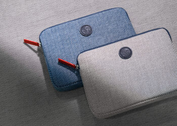 Vue de deux trousses de voyage Air France au motif à chevrons, décliné en beige et en bleu.