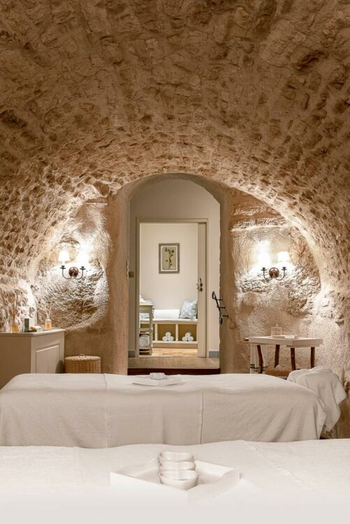 Une sorte de grotte aux murs de pierre claire transformée en cabine de massage dans l'hôtel Crillon le Brave