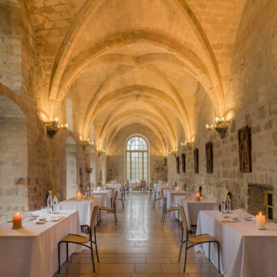 Une vue intérieure d'une longue nef de l'abbaye de Royaumont qui abrite un restaurant où l'on dine sous des voûtes médiévales