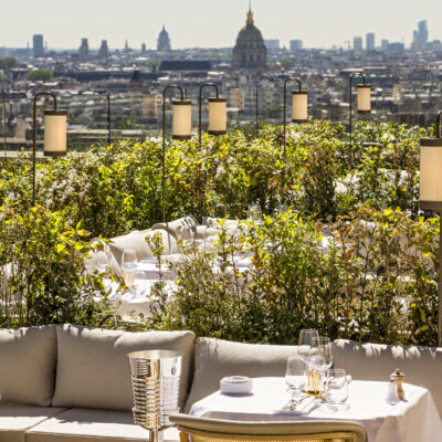 La terrasse du restaurant La Suite Girafe avec vue sur les toits de Paris, les Invalides, l'une des adresses à tester pendant le fashion week de Paris