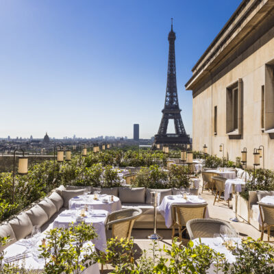 La terrasse entourée de plantes vertes de La Suite Girafe, avec vue sur la Tour Eiffel, l'une des adresses à tester pendant le fashion week de Paris