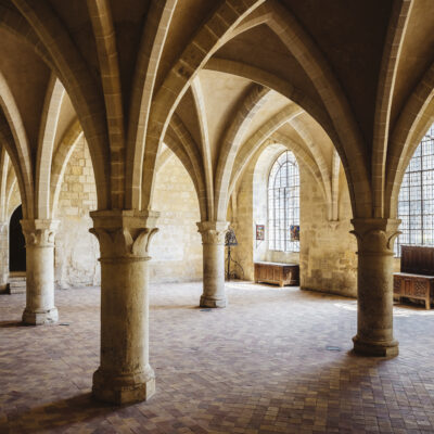 Vue des voûtes et arches médiévales des anciennes cuisines de l'abbaye de Royaumont