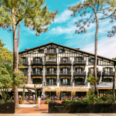 Vue de la façade néo-basque de l'Hôtel Ha(a)ïtza, à Pyla sur Mer