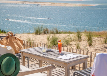 La terrasse de l'hôtel bar restaurant La Co(o)rniche, qui jouxte la dune du Pilat et offre une vue sur l'océan Atlantique, le banc d'Arguin et le bassin d'Arcachon