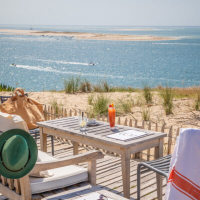 La terrasse de l'hôtel bar restaurant La Co(o)rniche, qui jouxte la dune du Pilat et offre une vue sur l'océan Atlantique, le banc d'Arguin et le bassin d'Arcachon