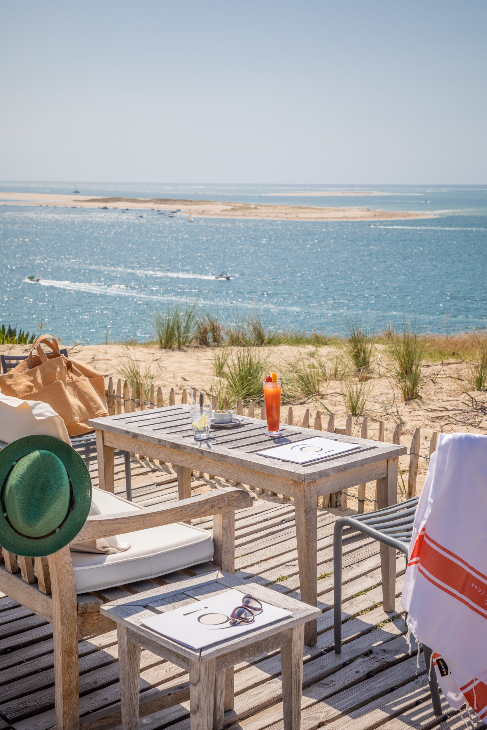 La terrasse de l'hôtel bar restaurant La Co(o)rniche, qui jouxte la dune du Pilat et offre une vue sur l'océan Atlantique, le banc d'Arguin et le bassin d'Arcachon