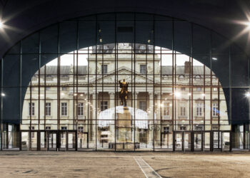 Vue intérieure du Grand Palais Ephémère qui s'ouvre sur la façade sculptée de l'Ecole Militaire à Paris. C'est là que se tiendra fin septembre le Salon du Livre rare & des Arts Graphiques