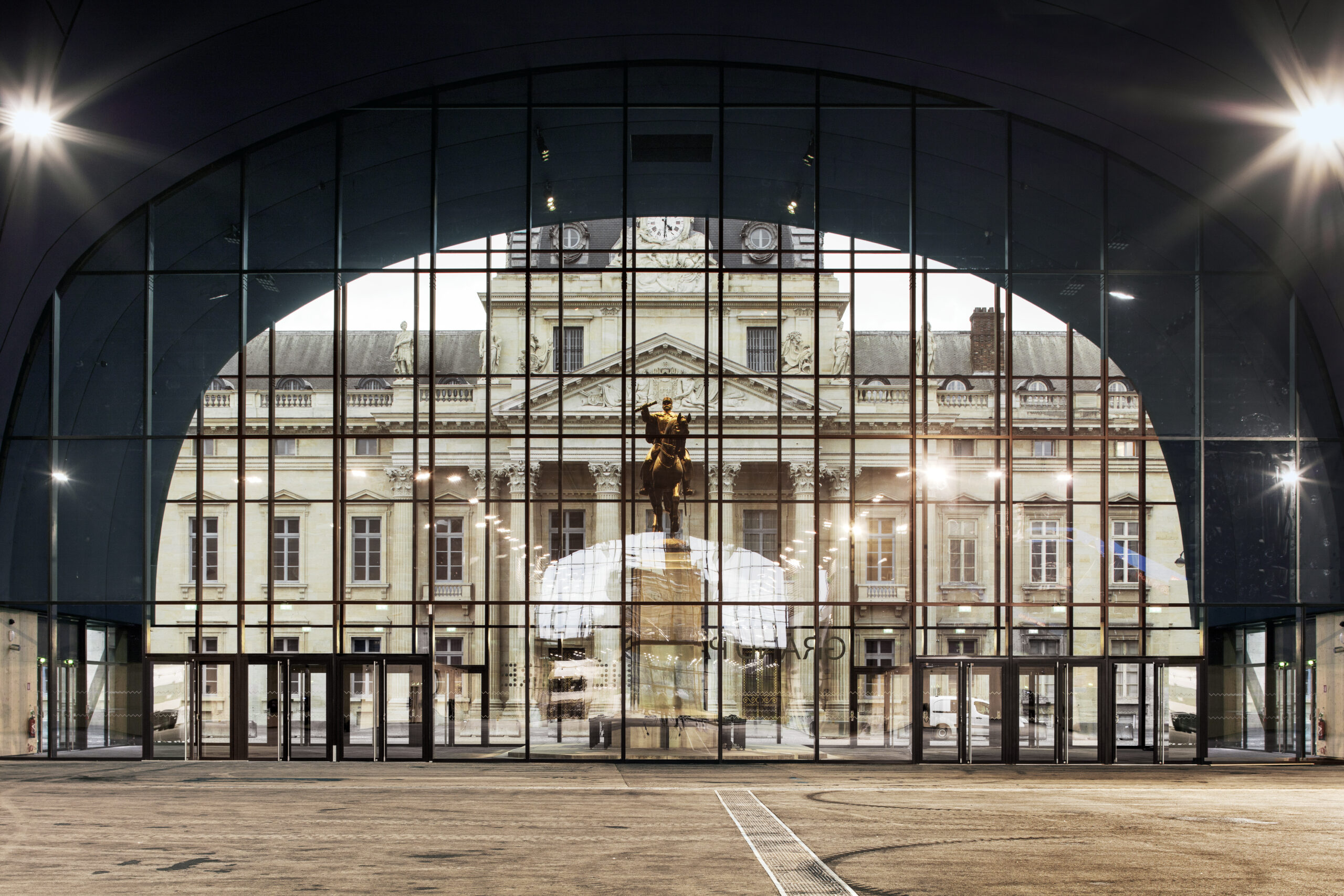 Vue intérieure du Grand Palais Ephémère qui s'ouvre sur la façade sculptée de l'Ecole Militaire à Paris. C'est là que se tiendra fin septembre le Salon du Livre rare & des Arts Graphiques