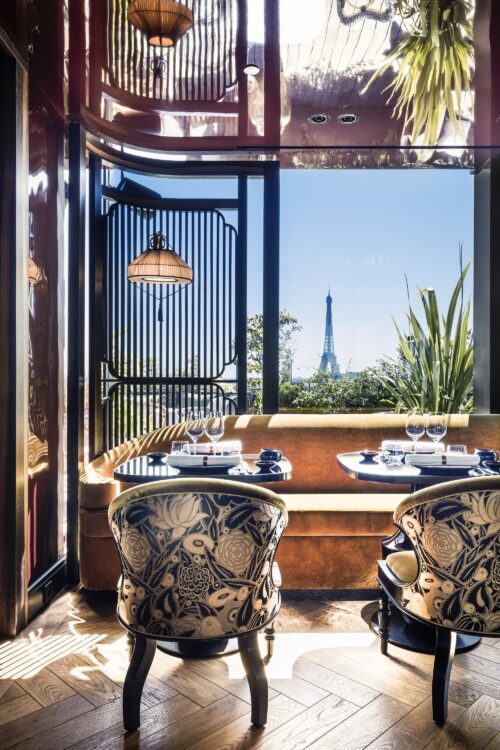 Ambiance laquée et soieries moirées pour le restaurant asiatique le Mun avec vue sur la tour Eiffel, l'une des adresses à tester pendant le fashion week de Paris