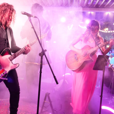 Des guitaristes en pleine action sur une scène au cours de la soirée Bohemia organisée par l'hôtel L'Imperator pour fêter la Feria des Vendanges de Nîmes