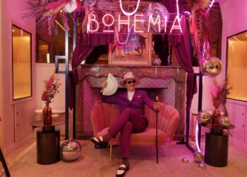 Nicolas Ullmann en costume violet, installé dans un fauteuil avec un éventail, lors de la soirée Bohemia organisée par l'hôtel L'Imperator lors de la Feria des Vendanges de Nîmes