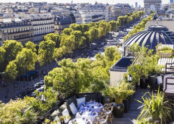 La terrasse avec vue sur les Champs Elysées et l'Arc de Triomphe du Mun, l'une des adresses à tester pendant le fashion week de Paris