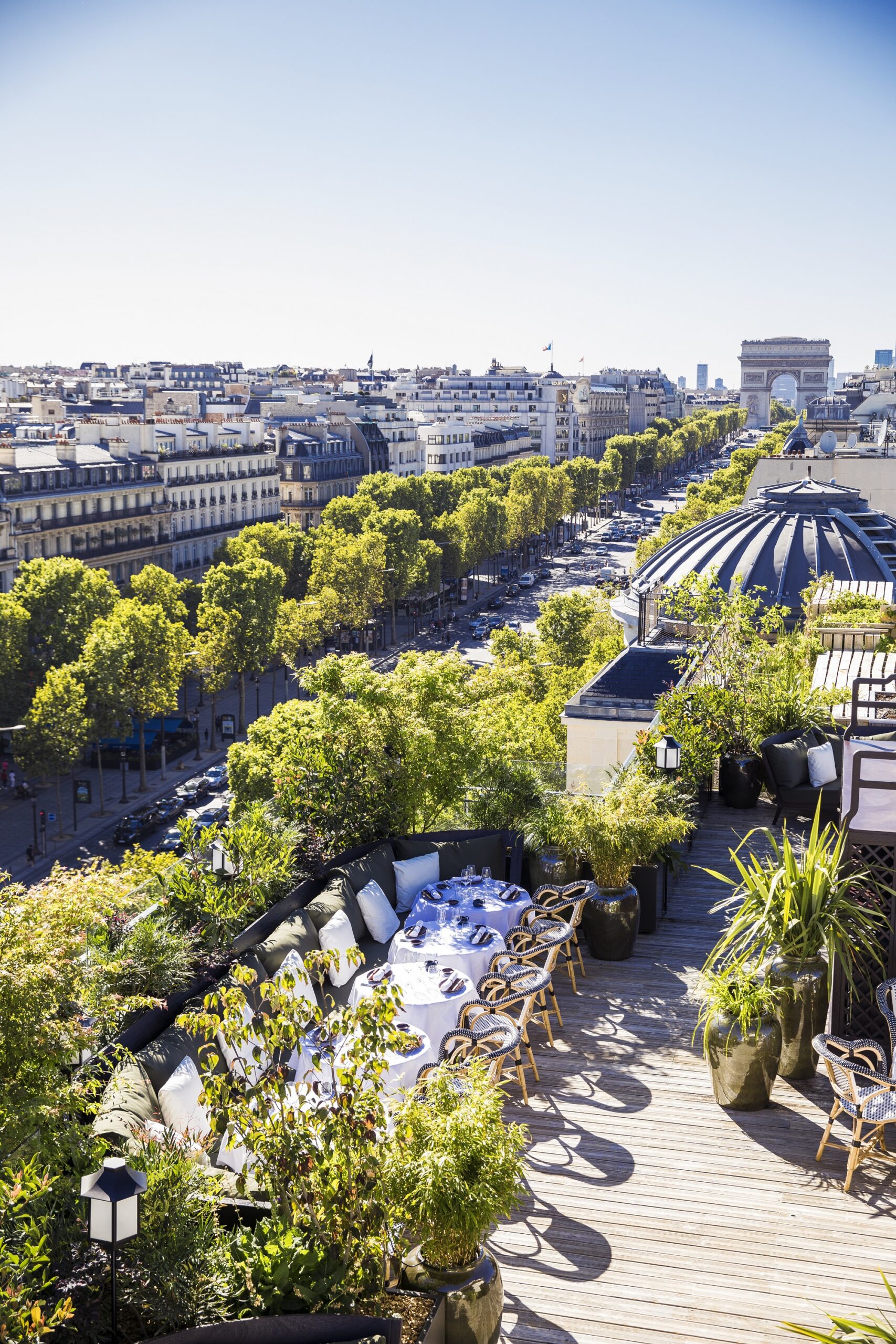 La terrasse avec vue sur les Champs Elysées et l'Arc de Triomphe du Mun, l'une des adresses à tester pendant le fashion week de Paris