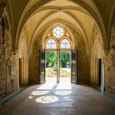 Les voûtes gothiques d'une porte de l'abbaye de Royaumont