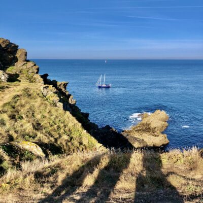 Vue des falaises de la pointe de Pen Men, au nord-ouest de l'île de Groix