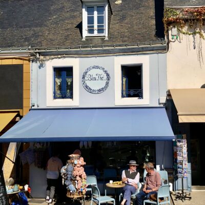 La terrasse du salon Bleu Thé, sur la place centrale du village Le Bourg, sur l'île de Groix