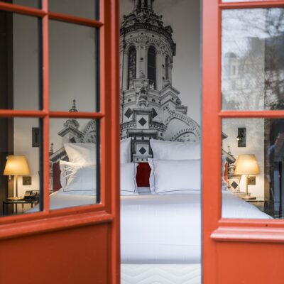 Une chambre luxueuse du Relais de Chambord, avec en guise de tête de lit une grande photo en noir et blanc de l'une des tourelles du château de Chambord