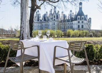 Vue de la terrasse du Relais de Chambord, un hôtel de luxe avec panorama de rêve sur le château de Chambord