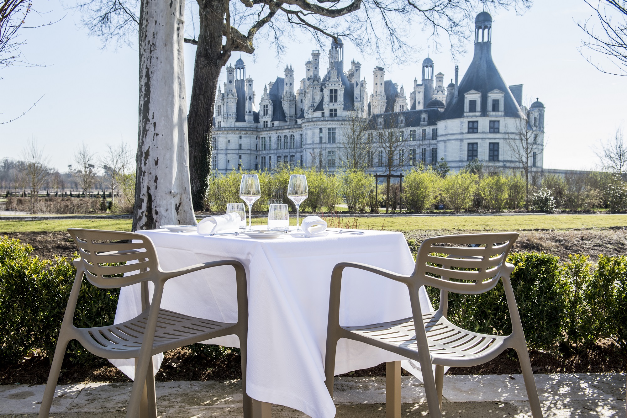 Vue de la terrasse du Relais de Chambord, un hôtel de luxe avec panorama de rêve sur le château de Chambord
