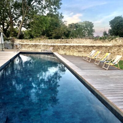 La lingue et élégante piscine entourée de bois de l'Hôtel de La Marine, sur l'île de Groix