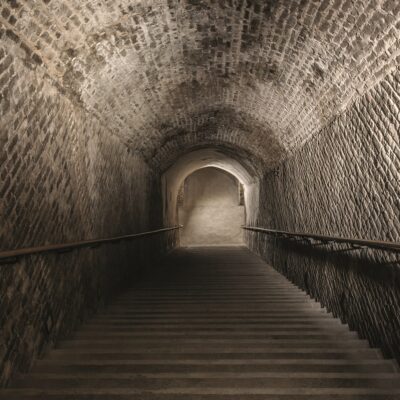 Vue du tunnel qui s'enfonce jusqu'aux caves de la Maison Ruinart, installées dans une ancienne carrière de craie de Reims