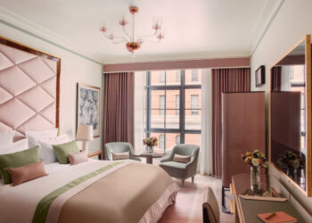 New York: une chambre douillette de l'Hôtel Barrière Fouquet's New York, aux teintes poudrées de rose, vert amande et gris perle.